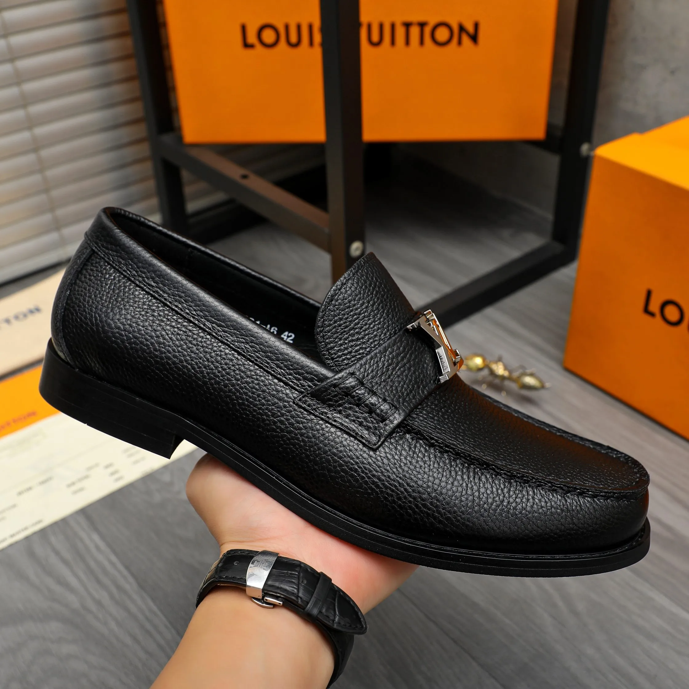 Men's shoes 💰p460 Product trademark: LV (Louis Vuitton) business slip-on leather shoes. Regular size: 38-45 (45 is custom-made and non-returnable) Product materials: Selected high-quality pebbled cowhide upper, cowhide lining, original rubber outsole